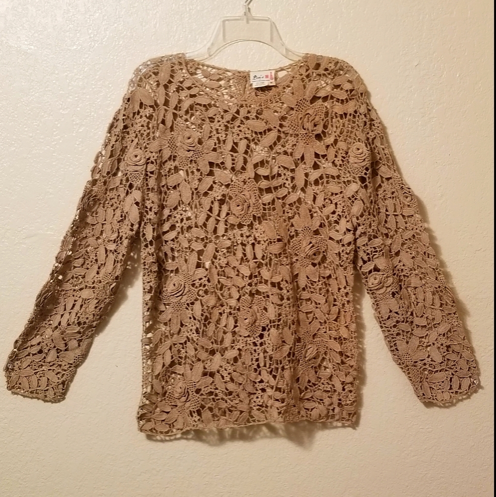 Cotton knit long sleeve shirt.